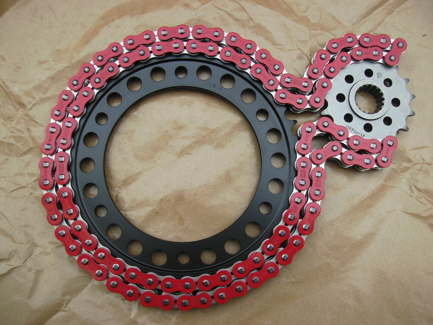 Kettenkit<br />Kette: Enuma 525 MVXZ-2<br />Ritzel: JTF704.17<br />Kettenrad: JTR3.42<br />Zu verbauen mit Distanzring Ø10,0xØ20,0x3,5 (Satz = 6 Stk.)