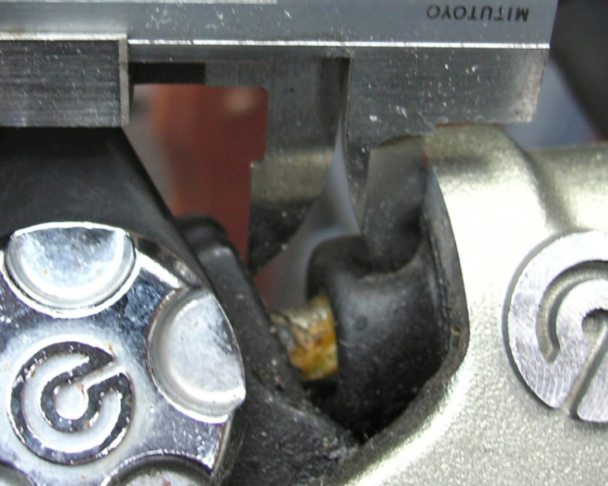 Nuda 900 R '12<br />Abstand Bremspumpe Stiftlager 12,9 mm