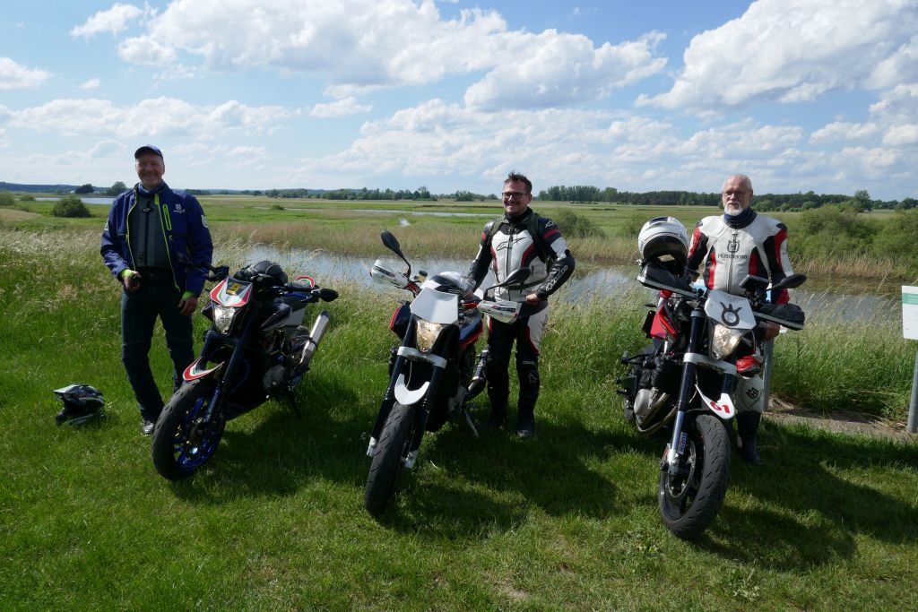 Fredo, Justus + Toschi (v.r.) bei Penkefitz an der &quot;Tauben Elbe&quot;