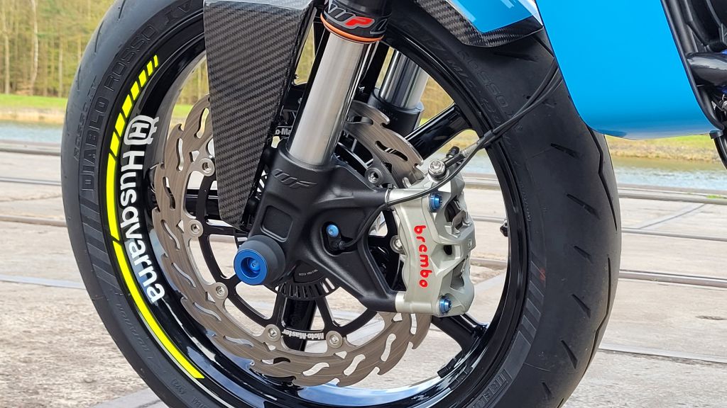 Motomaster Flame Scheibe und Brembo Stylema Bremssattel