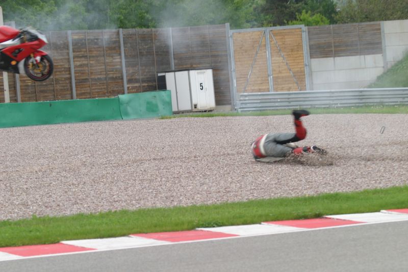 Sachsenring 2005 Kawa im Flug, Pilot im Kies - 3 Rippen und Handgelenk hin