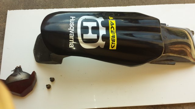 Orginal Heck mit Rücklicht 35€ Inkl Versand, hat einen kleinen Schaden (siehe Bild)