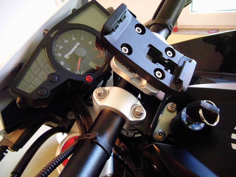 HUSKY 900R & Navihalter.JPG