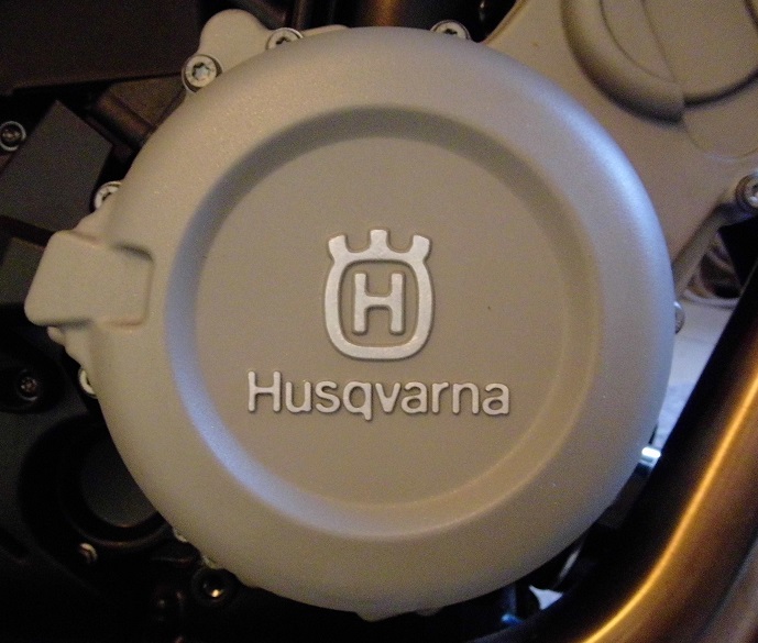 HUSKY 900R, abgesetztes Logo.JPG