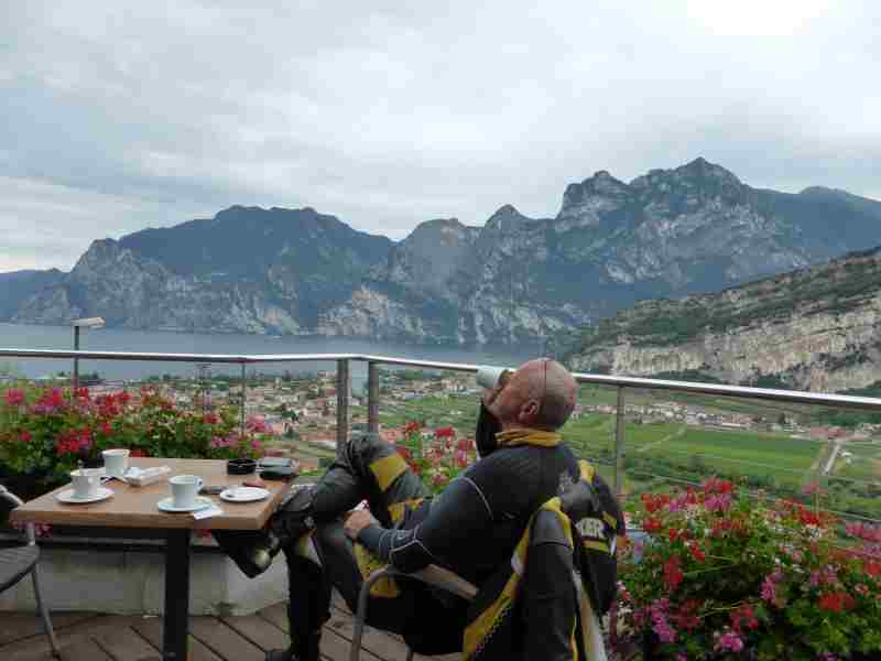 2_Kaffeepause mit Blick über den Gardasee Nord.jpg