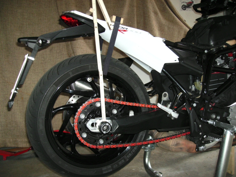 "Durchfedern der Räder: 180 mm"<br />- Federbein ausgebaut<br />- Rad auf 180mm Einfederung hoch gebunden<br />- Freigang KZH zum Rad ~45mm<br />- Das Rad kann mit einer längeren Kette ~40mm weiter hinten sitzen<br />- Restfreigang KZH zum Rad ~5mm<br />- Bei Belastung ist ein Reifen nicht wirklich rund